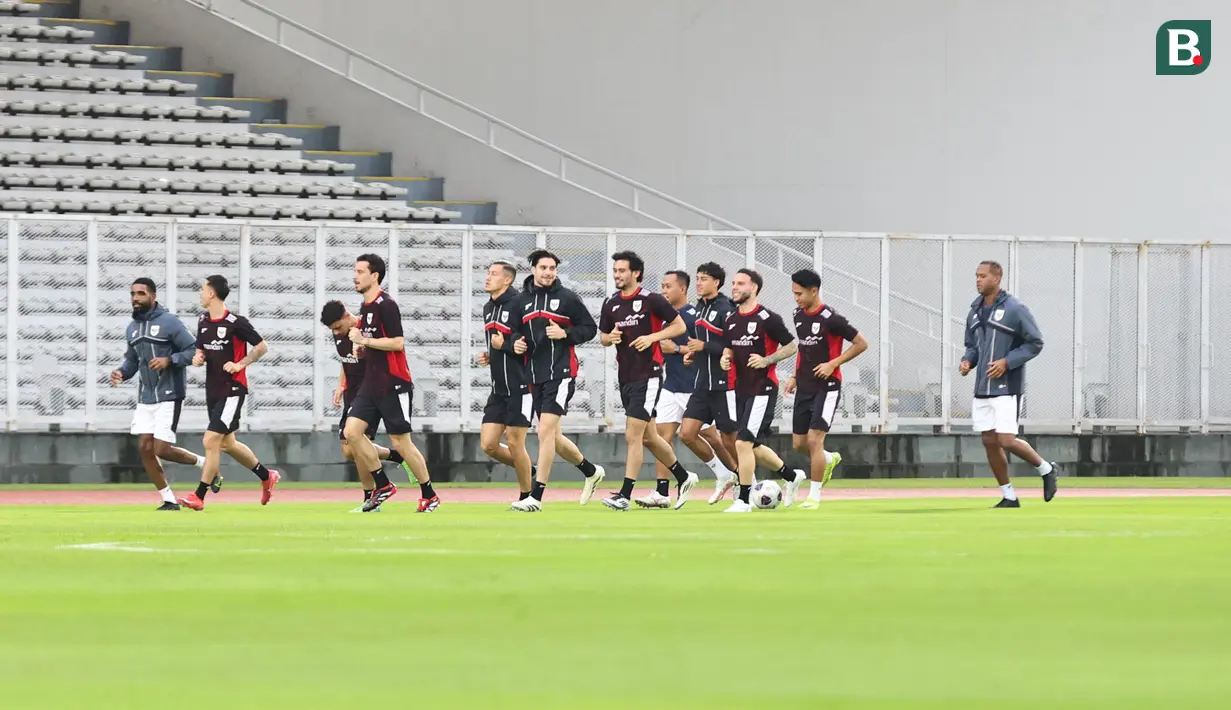 Para pemain Timnas Indonesia melakukan pemanasan saat sesi latihan di Stadion Madya, Gelora Bung Karno, Jakarta, Sabtu (22/3/2025).