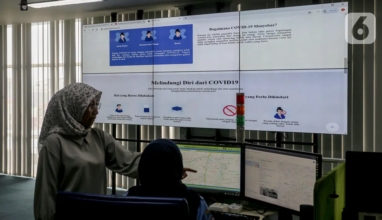 Petugas memantau penyebaran virus corona (COVID-19) di Dinas Kesehatan DKI Jakarta, Senin (9/3/2020). Dari 3.580 orang yang menghubungi Posko COVID-19 DKI Jakarta, ada 64 kasus kategori Orang Dalam Pantauan (ODP) dan 56 Pasien Dalam Pengawasan (PDP). (Liputan6.com/Faizal Fanani)