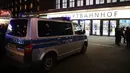 Kendaraan polisi terparkir di sekitar sebuah stasiun di Dusseldorf, Jerman, setelah serangan kapak yang dilakukan seorang pria, Kamis (9/3). Meski serangan dilakukan satu orang, namun aparat keamanan setempat menangkap dua tersangka. (Patrik STOLLARZ/AFP)
