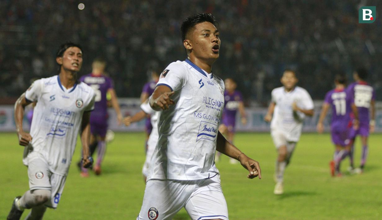 Selebrasi pemain Arema FC, Irsyad Maulana setelah mencetak gol ke gawang Persik Kediri dalam lanjutan pertandingan babak penyisihan Grup D Piala Presiden 2022 antara Persik Kediri menghadapi Arema FC di Stadion Kanjuruhan, Malang, Jawa Timur, Rabu (15/6/2022). (Bola.com/Arief Bagus)