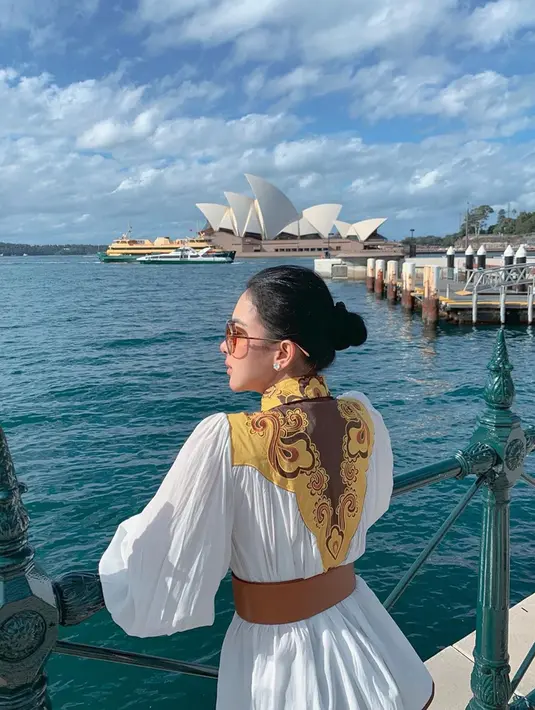 Melalui akun Instagram miliknya, Syahrini kerap memperlihatkan kemesraan dengan sang suami. Banyak warganet yang mendoakan agar Syahrini cepat diberikan momongan. (Liputan6.com/princessyahrini)
