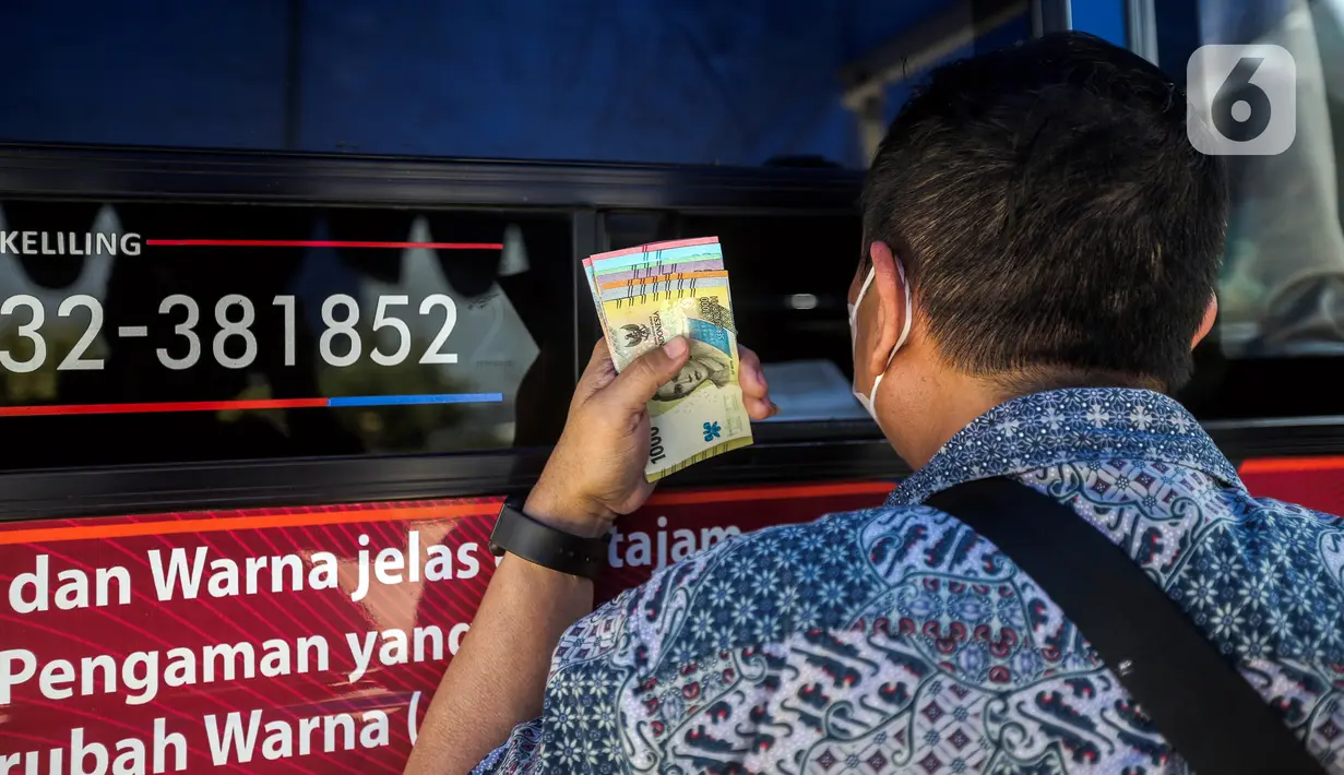 Warga menukarkan uang rupiah kertas baru emisi 2022 di Pasar Senen, Jakarta, Selasa (23/8/2022). Bank Indonesia (BI) baru saja meluncurkan uang rupiah kertas baru emisi 2022 bersamaan dengan momen HUT ke-77 RI. (Liputan6.com/Faizal Fanani)