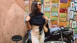 Alyssa Daguise tampil simple dan mempertegas look keseluruhannya dengan kacamata hitam. (FOTO: instagram.com/alyssadaguise/)