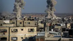 Foto ini menunjukkan asap mengepul setelah serangan Israel ke Jabalia, Jalur Gaza utara pada 13 Juli 2025. (Bashar TALEB/AFP)