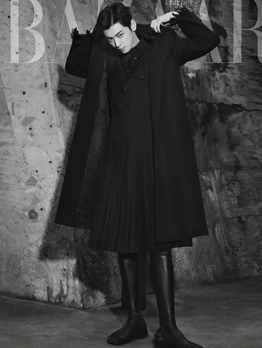 Tampil dengan gaya berbeda, Cha Eun Woo juga mengenakan rok dalam pemotretan ini. (© instagram.com/eunwo.o_c)