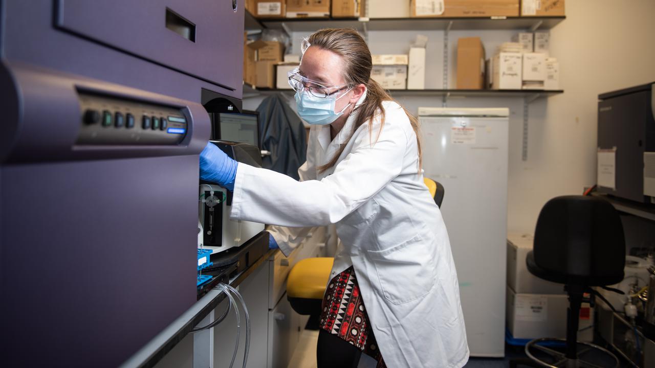 Ilmuwan di laboratorium vaksin COVID-19 buatan Oxford.