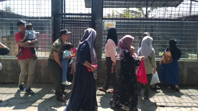 Para pengunjung nampak antusias mengisi liburan lebaran 2024 di salah satu kandang satwa dilindungi di kawasan Taman Satwa Cikembulan, Garut, Jawa Barat. (Liputan6.com/Jayadi Supriadin)