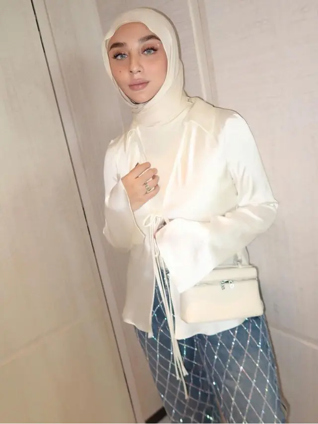 Inspirasi White + White Outfit Hijab Friendly