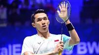 Jonathan Christie dari Indonesia merayakan kemenangan setelah mengalahkan Matthias Kicklitz dari Jerman dalam pertandingan tunggal putra di Kejuaraan Dunia Bulu Tangkis BWF di Adidas Arena, Paris, pada 26 Agustus 2025. (Bertrand GUAY/AFP)