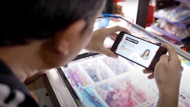 Pemilik warung Mitra Bukalapak bisa belajar bahasa inggris yang berkaitan dengan voucher games melalui buku saku khusus atau mengakses www.akademijagoan.com untuk materi bahasa inggris yang lebih mendalam. (Foto:Bukalapak)