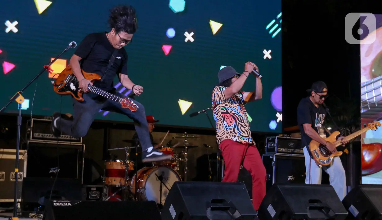 Dalam festival musik tersebut Funky Kopral membawakan sejumlah lagu, seperti Funchopat, Pak Tua, Bagian yang Hilang dan Superfunk. (Liputan6.com/Herman Zakharia)