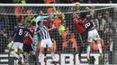 Kiper Manchester United (MU), David De Gea, berusaha meninju bola saat melawan West Bromwich Albion (WBA) pada laga Premier League di Stadion The Hawthorns, Minggu (17/12/2017). MU menang 2-1 atas WBA. (AP/Nick Potts)