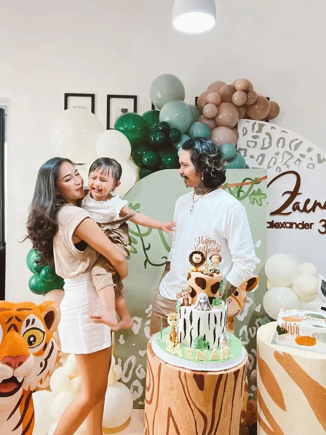 6 Potret Young Lex di Ultah Sang Anak, Tampil Berkumis Disebut Mirip Limbad