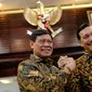 Luhut Binsar Pandjaitan (Kanan) salam komando dengan Tedjo Edhy Purdijanto usai sertijab menteri di kantor Kemenkopolhukam , Jakarta, Kamis (13/8/2015). Luhut resmi menggantikan Tedjo Edhy Purdijatno sebagai Menko Polhukam. (Liputan6.com/Faizal Fanani)