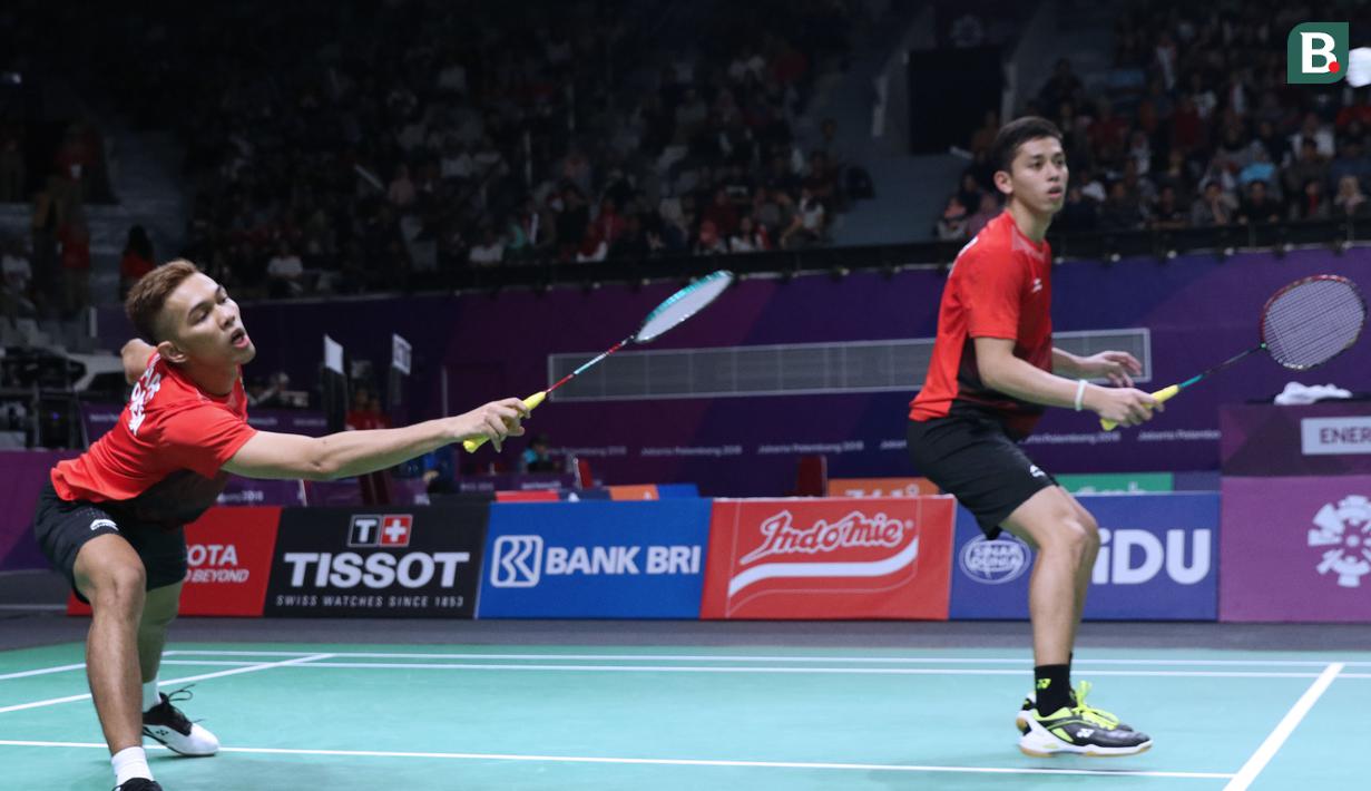 Ganda putra Indonesia, Fajar Alfian/M Rian Ardianto mengembalikan kok ke arah pemain India, Manu Attri/Sumeeth Reddy Buss pada perempat final Bulutangkis Beregu Putra Asian Games 2018 di Jakarta, Senin (20/8). (Liputan6.com/Helmi Fithriansyah)