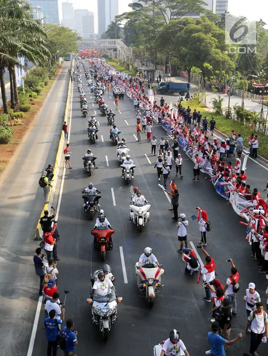 Belasan motor Harley Davidson memeriahkan prosesi Torch Relay Asian Games 2018 di Jalan Jendral Sudirman, Jakarta, Sabtu (18/8). Hari terakhir kirab obor ini api abadi dibawa dari Tugu Monas hingga Gelora Bung Karno. (Liputan6.com/ Fery Pradolo)