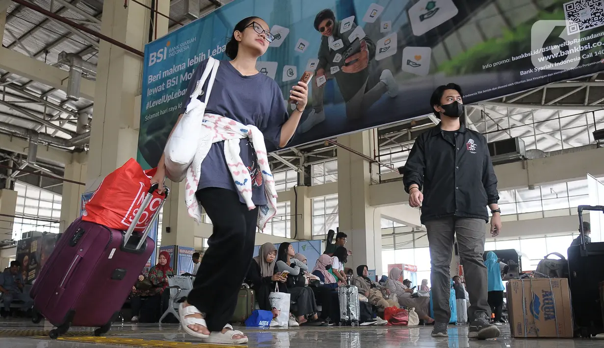 Kenaikan jumlah penumpang bus akan terus meningkat khususnya pada puncak arus mudik Lebaran 2024 yang diprediksi terjadi pada Sabtu (6/4) dan Minggu (7/4). (merdeka.com/Imam Buhori)