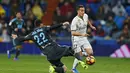 Aksi pemain Real Madrid, Lucas Vazquez (kanan) saat mencoba melewati hadangan pemain Real Sociedad, Raul Navas pada laga La Lga Spanyol di Santiago Bernabeu stadium, Madrid (29/1/2017). Madrid menang 3-0. (AP/Francisco Seco)