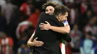Pelatih Atletico Madrid asal Argentina, Diego Simeone (kanan), memeluk penyerang Atletico Madrid asal Argentina nomor punggung 19, Julian Alvarez, setelah pertandingan Liga Spanyol antara Atletico Madrid dan Rayo Vallecano di Stadion Metropolitano, Madrid, Kamis (25-9-2025). (Javier SORIANO/AFP)
