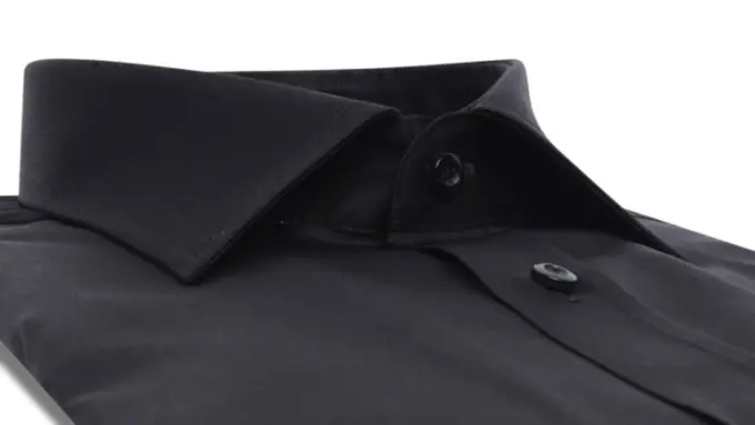 Balutan Kemeja Hitam dengan 4 Gaya Stylish