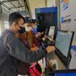 Penumpang mengambil boarding pass kereta di Stasiun Daop 8 Surabaya. (Dian Kurniawan/Liputan6.com)