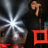 Belakangan ini Tantri Kotak menjadi perhatian publik. Pasalnya penyanyi kelahiran 9 Agustus 1989 ini tampil berhijab saat konser di Purwokerto beberapa waktu lalu. (Foto: instagram.com/tantrisyalindri)
