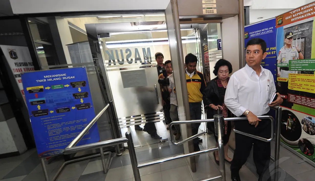 Men PAN-RB, Yuddy Chrisnandi melakukan inspeksi mendadak (sidak) di beberapa kantor pelayanan publik, Jakarta, Jumat (2/1). (Liputan6.com/Miftahul Hayat)