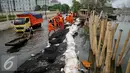 Petugas memasang tanggul untuk mencegah jebolnya air di Kawasan Muara Angke, Jakarta, Rabu (11/1). Sejak jebolnya tanggul sampai saat ini tidak ada perbaikan yang dilakukan pemerintah pusat dan daerah. (Liputan6.com/Gempur M. Surya)