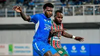 Aksi bek asal Indonesia, Yohhanes Kandaimu (kanan) bersama klub Malaysia, Kelantan The Real Warriors di musim 2025/2026. (Dok. Kelantan The Real Warriors)
