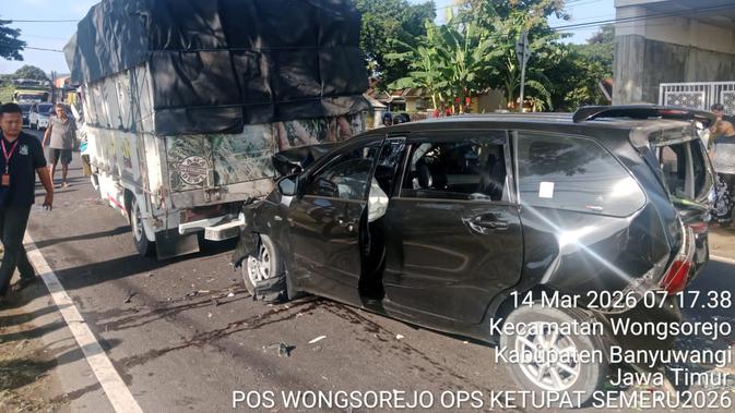Tabrakan Beruntun 5 Kendaraan di Wongsorejo, 1 Orang Tewas Terjepit Truk