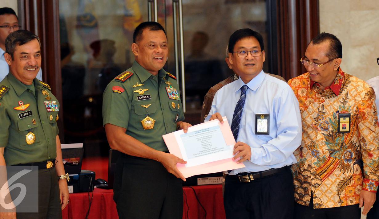 Panglima TNI, Jenderal TNI Gatot Nurmantyo (tengah) menerima bukti laporan usai mengisi SPT Tahunan di Mabes TNI, Jakarta, Rabu (30/3/2016). Sebelumnya Panglima TNI mengisi SPT Tahunan menggunakan E Filling. (Liputan6.com/Helmi Fithriansyah)
