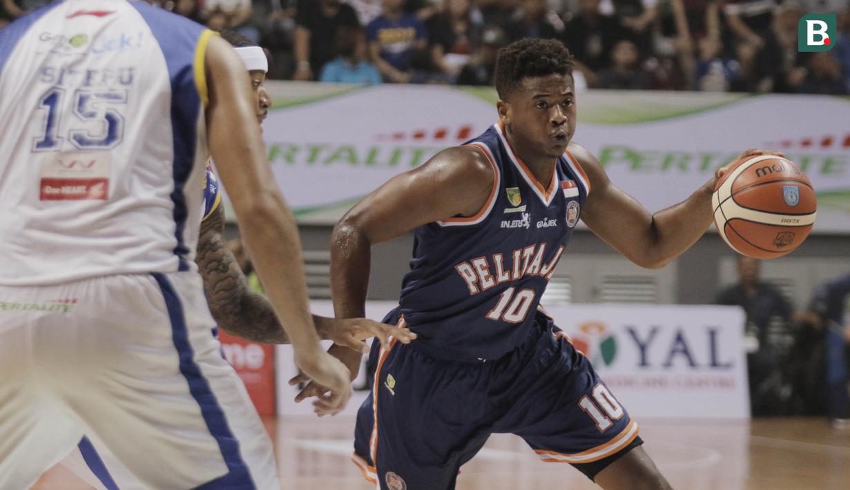 Pebasket Pelita Jaya, Bradford, melewati pebasket Satria Muda pada game pertama final IBL 2018 di Britama Arena, Jakarta, Kamis (19/4/2018). Satria Muda menang 73-63 atas Pelita Jaya. (Bola.com/M Iqbal Ichsan)