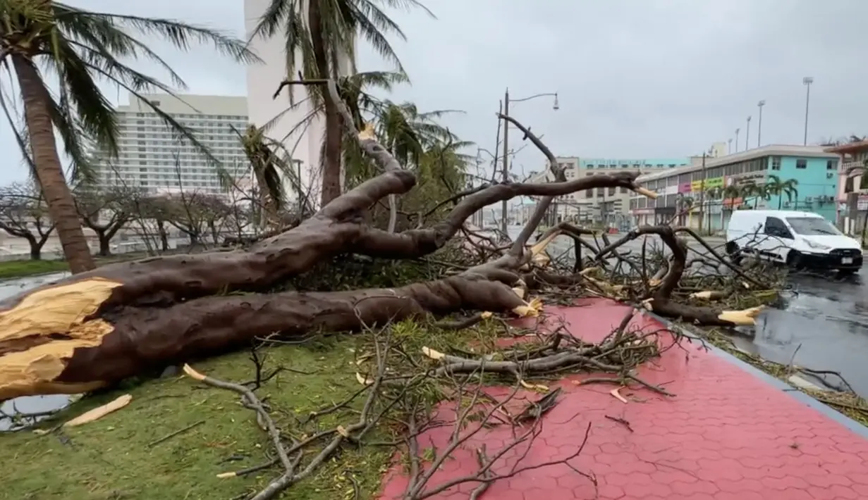 Kerusakan yang disebabkan oleh angin kencang dan curah hujan sehari setelah Topan Mawar melewati Teluk Tumon, Guam, 25 Mei 2023. (AFP/James Reynolds)