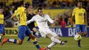 Gelandang Real Madrid, Gareth Bale, berusaha membobol gawang Las Palmas. Pada laga itu Las Palmas lebih menguasai jalannya laga dengan penguasaan bola 52 persen. (Reuters/Juan Medina) 
