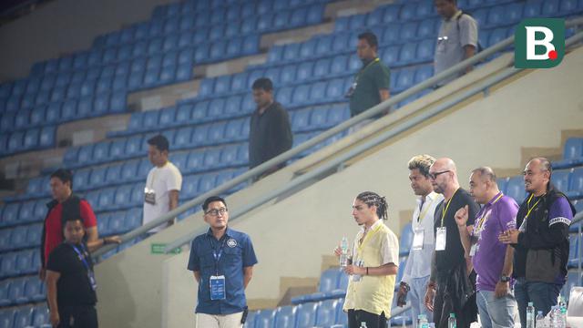 Foto: Momen Dua Legenda Sepak Bola Sambangi Indomilk Arena untuk Menonton Laga BRI Liga 1 2022/2023 Antara Persita Melawan Persija