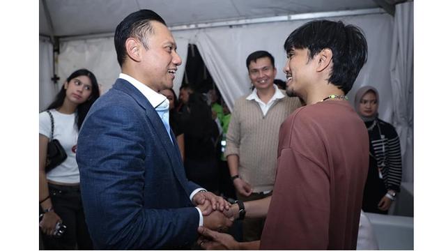6 Potret Agus Yudhoyono Ajak Putrinya Nonton Sheila On 7, Tetap Semangat Meski Hujan