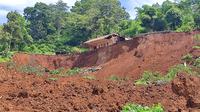 Jalan penghubung Bogor-Cianjur di Desa Desa Palalangon, Kecamatan Cugenang, Kabupaten Cianjur longsor akibat gempa magnitudo 5,6 pada Senin 21 November 2022. (Liputan6.com/Achmad Sudarno)