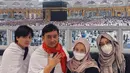 Jarang tersorot, Arsy Widianto rupanya tengah menjalankan ibadah umrah di awal tahun ini. Penyanyi sekaligus penulis lagu kelahiran 26 November 1999 itu bertolak ke Tanah Suci bersama keluarga, termasuk sang ayah, Yovie Widianto. Mereka mengabadikan momen dengan latar belakang Ka'bah. (Liputan6.com/IG/@arsywidianto)