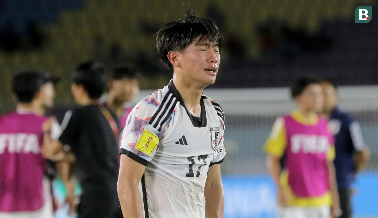 <p>Ekspresi kesedihan pemain Timnas Jepang U-17, Shotaro Shibata, setelah timnya kalah dengan skor 1-2 dari Spanyol U-17 dalam pertandingan babak 16 Besar Piala Dunia U-17 di Stadion Manahan, Solo. Senin (20/11/2023). (Bola.com/Arief Bagus)</p>