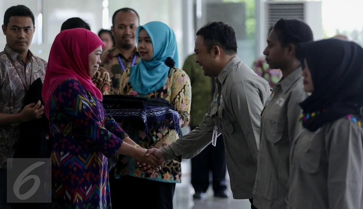 Mensos Khofifah Indar Parawansa melepas keberangkatan Pendamping Sosial Komunitas Adat Terpencil Profesional di Jakarta, Jumat (31/3). Sebanyak 20 orang disebar untuk melakukan pendampingan suku-suku di pedalaman Indonesia. (Liputan6.com/Faizal Fanani)