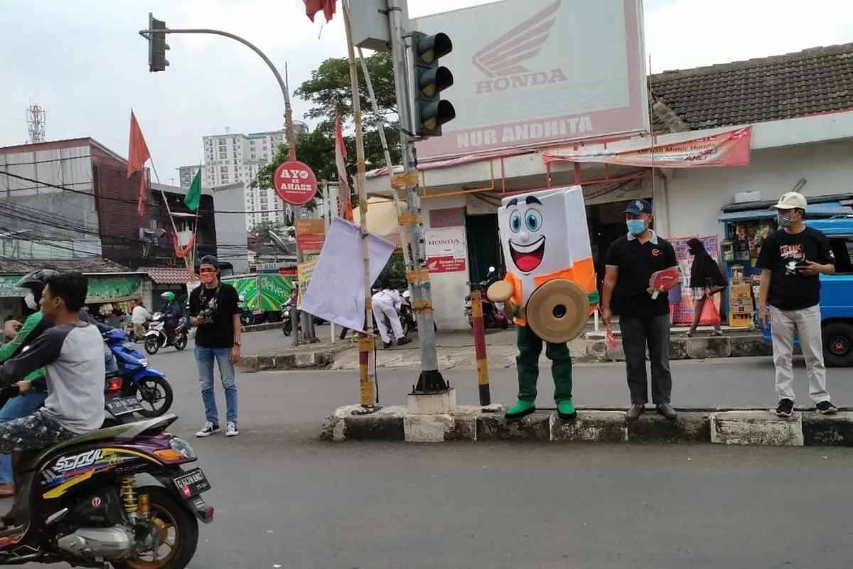 Petugas KPUD melakukan sosialisasi pilkada di berbagai titik di Kota Depok.