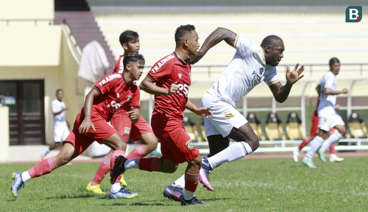 Pemain FC Bekasi City, Herman Dzumafo, berlari saat melawan Persiba Balikpapan pada laga uji coba di Sekolah Tinggi Ilmu Kepolisian, Jakarta, Sabtu (7/1/2023). (Bola.com/M Iqbal Ichsan)
