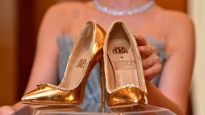 Sepasang sepatu high heels 'The Passion Diamond' dipamerkan di Burj Al Arab, Dubai, Uni Emirat Arab, Rabu (26/9). Sepatu tersebut dibanderol dengan harga 17 juta dolar Amerika, atau setara Rp 253,7 miliar. (AFP PHOTO / GIUSEPPE CACACE)