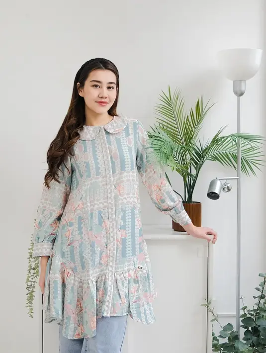 Lihat menawannya penampilan Aaliyah Massaid pakai atasan bercorak floral lengan panjang, dipadu dengan celana jeans. [Foto: Instagram/aaliyah.massaid]