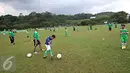 Sembilan anak yang terpilih dalam MILO Camp akan mendapatkan pelatihan mengenai teknik dasar sepak bola pada 18-23 April 2016 untuk mengasah mental dan kemampuan menjadi pemain sepak bola, Jawa Barat, Senin (18/4). (Liputan6.com/Immanuel Antonius)