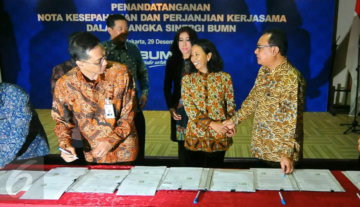 Mentri BUMN Rini Soemarno menyaksikan penandatanganan kerja sama 7 BUMN, Jakarta, Kamis (39/12). Ketujuh BUMN yang menjalin sinergi dengan Bank BTN yakni PT Permodalan Nasional Madani (Persero), Perum Perumnas (Persero).  (Liputan6.com/Angga Yuniar)