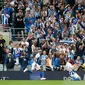 Pemain Brighton & Hove Albion, Shane Duffy berselebrasi usia mencetak gol ke gawang Manchester United pada lanjutan Liga Inggris di stadion Amex, Brighton, (19/8). Brighton & Hove Albion berhasil mengalahkan MU 3-2. (AP Photo/Alastair Grant)