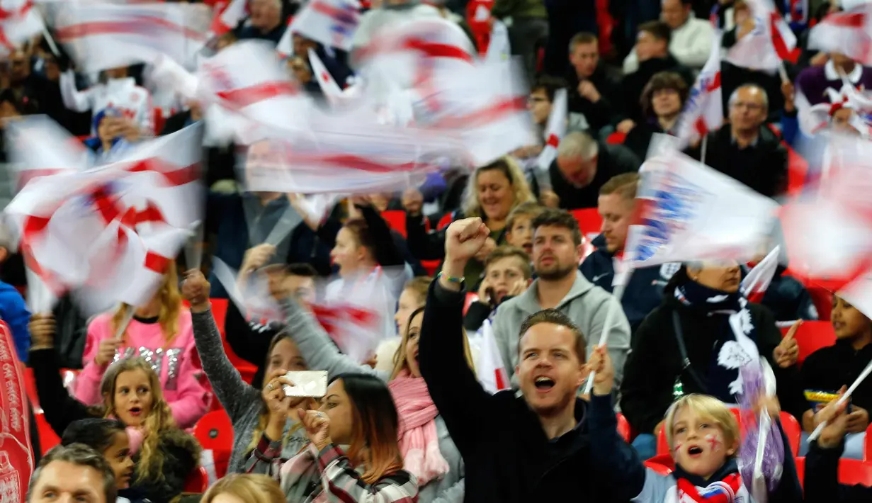 Suporter Inggris bersorak mendukung timnya saat berhadapan dengan Slovenia pada grup F kualifikasi Piala Dunia 2018 di stadion Wembley di London, (5/10). Inggris menang 1-0 atas Slovenia. (AP Photo/Frank Augstein)