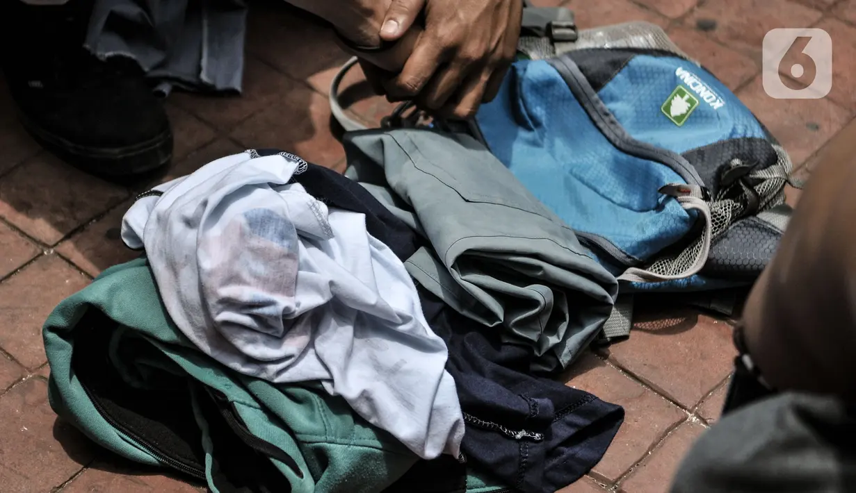 Setelan seragam sekolah dan perlengkapan salah seorang pelajar saat ditahan di Polsek Subsektor Palmerah, Jakarta, Kamis (8/10/2020). Mereka diringkus pihak kepolisian saat hendak menuju gedung DPR RI untuk mengikuti unjuk rasa bersama massa buruh dan mahasiswa. (merdeka.com/Iqbal Nugroho)