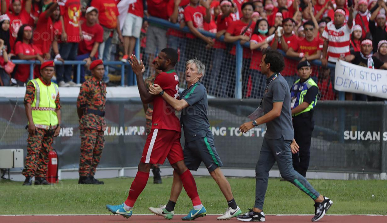 Striker timnas Indonesia, Marinus Wanewar, meninggalkan lapangan saat terlibat pertikaian dengan pemain Kamboja di Stadion Shah Alam, Selangor, Kamis, (24/8/2017). Indonesia menang 2-0 atas Kamboja. (Bola.com/Vitalis Yogi Trisna)